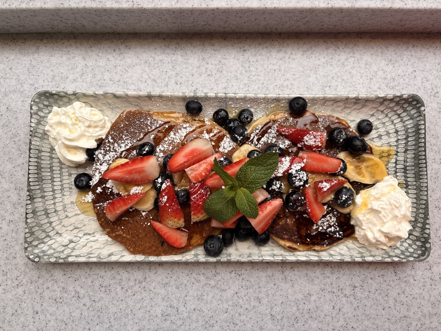 بان كيك مع فراولة وتوت وكريمة في Artist Cafe London