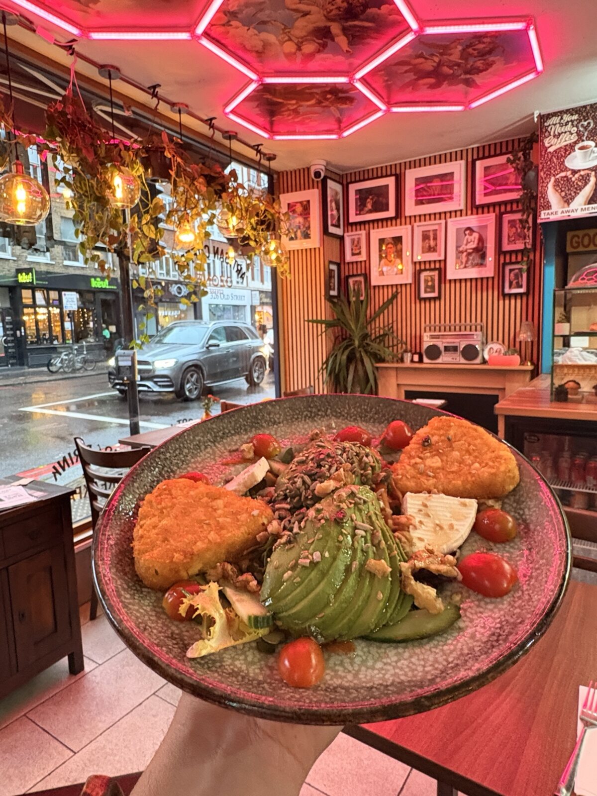 Artist Cafe London’da avokadolu salata, patates kroket ve taze kahvaltı tabağı