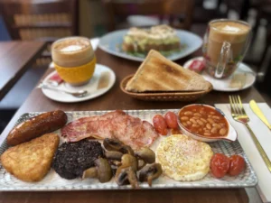 Full English Breakfast with eggs, sausage and bacon in Shoreditch near Old Street (全英式早餐) (desayuno inglés) (petit déjeuner anglais) (englisches frühstück).